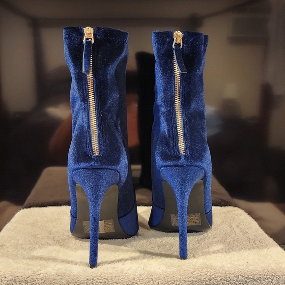 Heeled boots - Picture 3 of 3